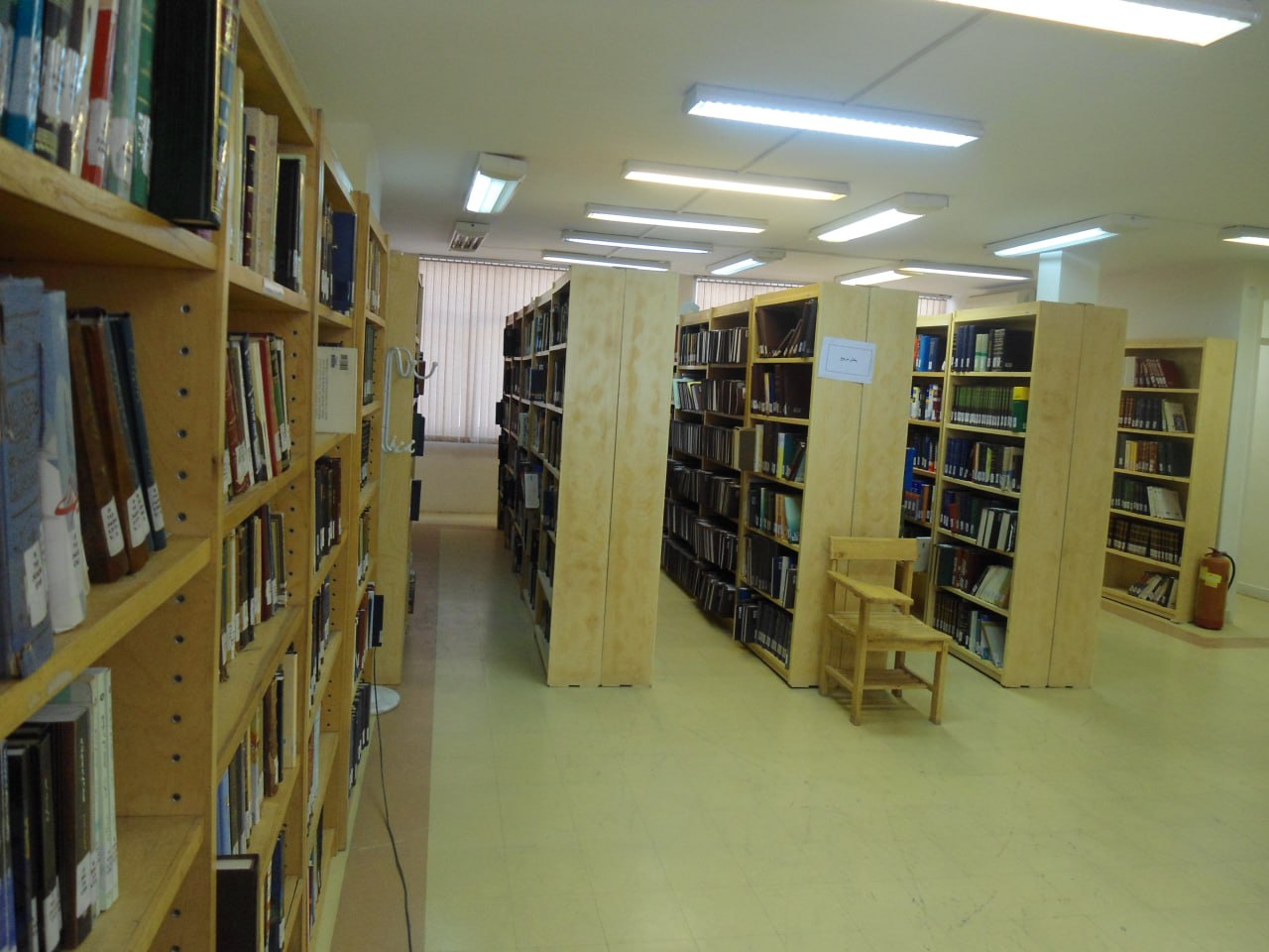 تصویر کتابخانه پژوهشکده تاریخ علم (۱)