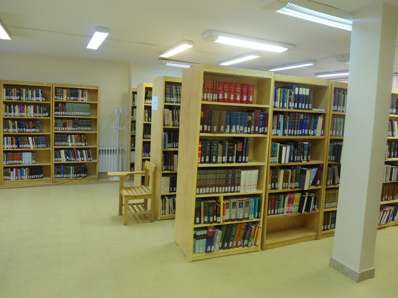 تصویر کتابخانه پژوهشکده تاریخ علم (۲)